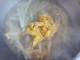 14、萝卜肉丸汤,下入鸡蛋饼