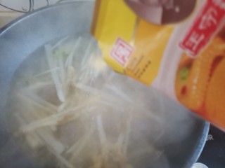 15、萝卜肉丸汤,加入适量的鸡精搅拌均匀即可出锅