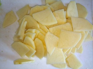 1、麻辣土豆片,土豆切片