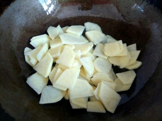 6、麻辣土豆片,锅中放入适量植物油,放入土豆片翻炒