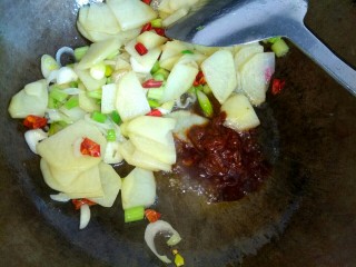 10、麻辣土豆片,放入适量麻辣香锅调料,把麻辣香锅调料炒香,加入适量盐