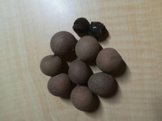 3、桂圆炖蛋,去皮包开洗干净。