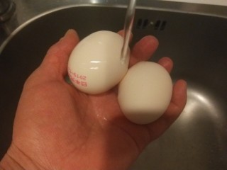 5、桂圆炖蛋,冲洗干净。