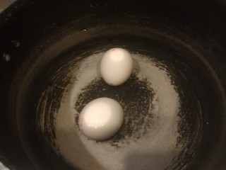 6、桂圆炖蛋,冷水入锅烧开,煮五分钟关火。