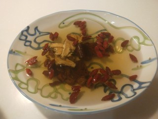 11、桂圆炖蛋,泡两分钟洗干净。