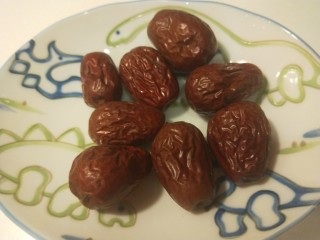 12、桂圆炖蛋,大枣八个。