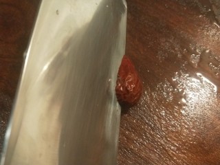 13、桂圆炖蛋,洗干净,一个大枣切几刀。