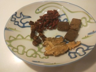 10、桂圆炖蛋,放入盘中。