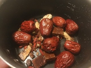 14、桂圆炖蛋,这样很容易入味儿。