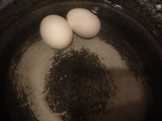 15、桂圆炖蛋,鸡蛋用冷水泡几分钟在包。