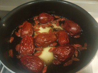 18、桂圆炖蛋,放入锅中加入适量水。