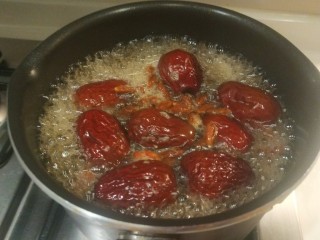 20、桂圆炖蛋,转小火。