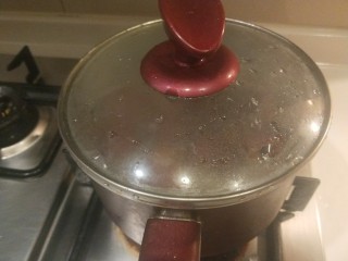 21、桂圆炖蛋,盖上盖子炖半小时关火。