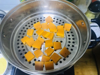 4、南瓜浓汤,蒸好的南瓜块稍微放凉