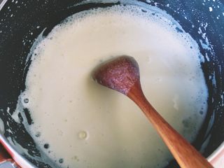 2、粉嫩的草莓冰激凌—无需烤箱系列,牛奶小火加热至微微气泡离火