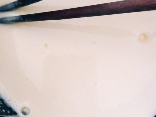 3、粉嫩的草莓冰激凌—无需烤箱系列,将热牛奶缓缓的倒入蛋黄糊中，一边倒一边快速的用筷子不停的搅拌均匀，防止烫熟鸡蛋变成鸡蛋花^_^