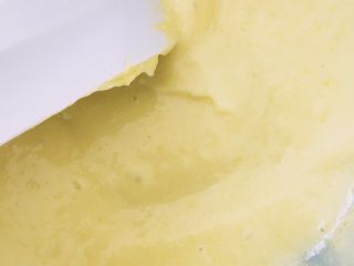 4、粉嫩的草莓冰激凌—无需烤箱系列,将牛奶鸡蛋液再倒回小奶锅中，加入盐，小小火加热，一边加热一边搅拌，防止糊锅，微微沸腾后离火晾凉备用