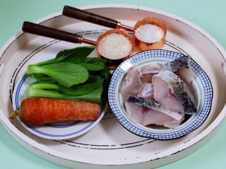 1、养生又养胃的生滚杂蔬鱼片粥,首先备齐所有的食材，把草鱼用刀切成薄片，大米和糯米提前浸泡4个小时，这样煮的粥口感爽滑细腻柔滑又粘稠好喝呀。