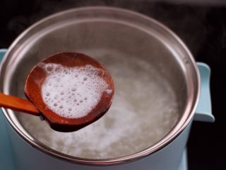 8、养生又养胃的生滚杂蔬鱼片粥,大火煮沸后，用勺子把浮沫撇干净。