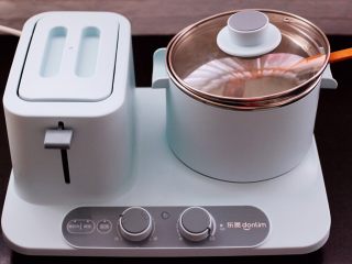 9、养生又养胃的生滚杂蔬鱼片粥,盖上锅盖继续小火慢慢炖煮20分钟。