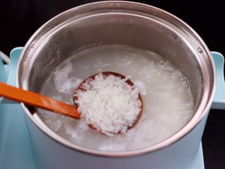 10、养生又养胃的生滚杂蔬鱼片粥,看见汤汁浓稠，大米和糯米开花的时候。