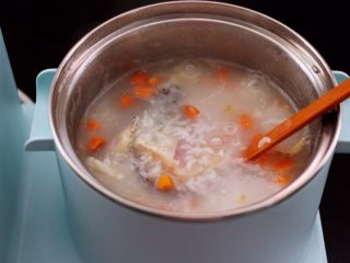 13、养生又养胃的生滚杂蔬鱼片粥,看见鱼片变得越来越白的时候。