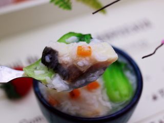 17、养生又养胃的生滚杂蔬鱼片粥,细腻洁白的肉质，营养丰富，口味鲜香，有入口即化之感。