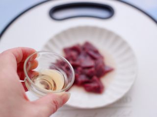 3、西兰花猪肝粥(宝宝辅食),猪肝洗净后,用刀切成小丁,倒入料酒去腥味。