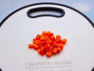 6、西兰花猪肝粥(宝宝辅食),胡萝卜洗净后,用刀切成小丁。