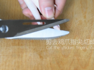 1、茶餐厅的厨师是怎么做豆豉凤爪的？,鸡爪洗净后剪去指尖
