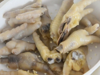 4、茶餐厅的厨师是怎么做豆豉凤爪的？,捞出沥干备用