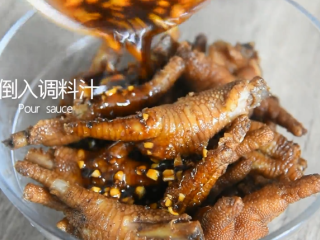 10、茶餐厅的厨师是怎么做豆豉凤爪的？,倒入调料汁、花生搅拌后，腌制45分钟