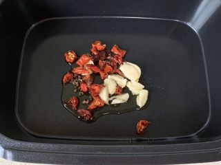 4、醋溜白菜,下大蒜、花椒辣椒爆香