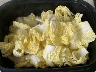 7、醋溜白菜,放入叶子