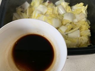 9、醋溜白菜,加入糖醋汁