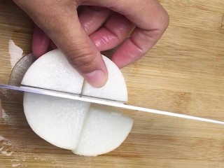 2、酸辣萝卜,切成薄片