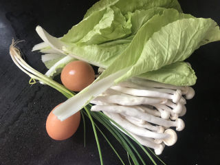 1、白玉菇鸡蛋汤,准备好食材备用