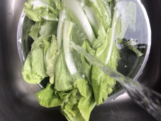 2、白玉菇鸡蛋汤,把小白菜洗干净