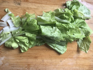 3、白玉菇鸡蛋汤,捞出沥干水份切段备用