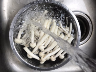 4、白玉菇鸡蛋汤,白玉菇切去根部洗净干净捞出沥干水份备用