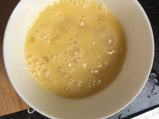 5、白玉菇鸡蛋汤,两个鸡蛋在碗中打散