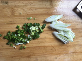 6、白玉菇鸡蛋汤,大葱切片，小葱切成葱花