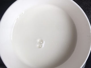 7、白玉菇鸡蛋汤,找个小碗，接半碗水，加入三勺淀粉搅拌均匀备用