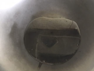 8、白玉菇鸡蛋汤,热锅倒入适量油