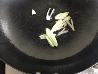 9、白玉菇鸡蛋汤,下入葱爆香