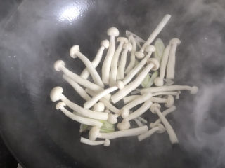 10、白玉菇鸡蛋汤,再下入白玉菇翻炒几下