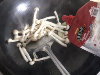 11、白玉菇鸡蛋汤,加入2勺番茄酱继续翻炒几下