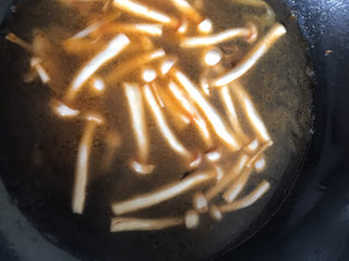 12、白玉菇鸡蛋汤,加入适量的清水盖上锅盖大火烧开