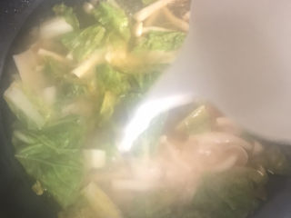 14、白玉菇鸡蛋汤,水再次烧开倒入淀粉水勾芡搅拌均匀盖上锅盖继续煮