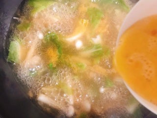 15、白玉菇鸡蛋汤,再次烧开加入鸡蛋液，待蛋液凝固了用筷子搅拌几下